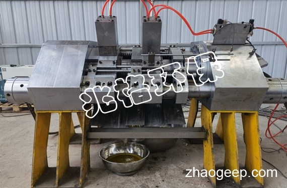 兆格環(huán)保全自動液壓榨油機(jī)壓榨核桃漿小試成功